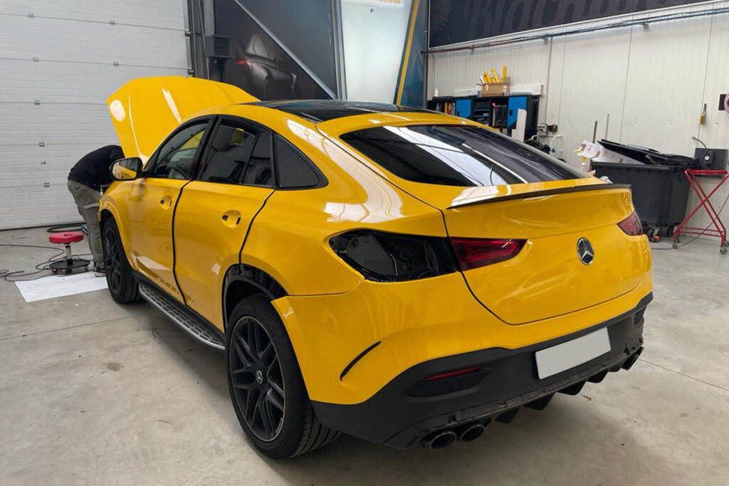 Covering vinyle sur véhicule en atelier ByFab